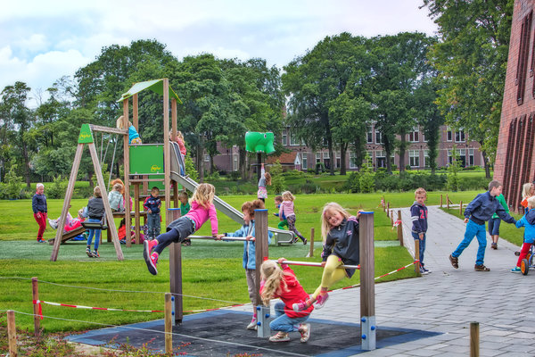 Spelende kinderen schoolplein Coevorden.jpg